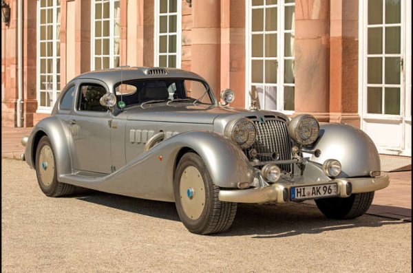 Известен с производството на някои невероятни дизайни, Isdera отиде крачка напред и ни даде 116i през 2006 година. Може да бъде описан като супер седан от 30-те години на миналия век с дълъг нос. Разработката започва в средата на 80-те - шасито и скелетът са Mercedes-Benz W126 S Class, също така има два двигателя Mercedes W117, които могат да работят заедно или само единият.

Това означаваше 600 к.с. и 10 литра. Дизайнерът Еберхард Шулц се вдъхнови силно от Bugatti Royale и Mercedes 540k Autobahn Kurier. Идеята му беше да създаде проект за &bdquo;пенсиониране&ldquo; и 116i изпълни всички изисквания.